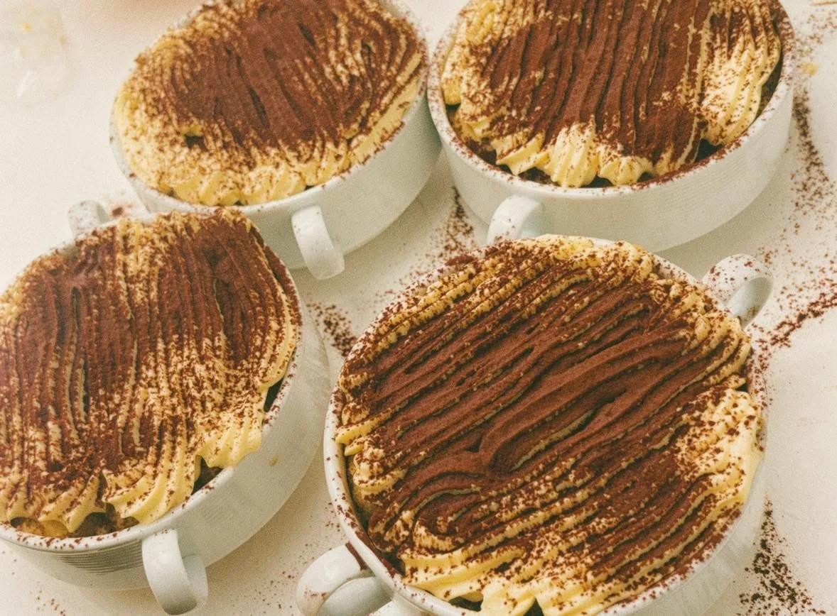 Desert porționat în căni și pudrat cu cacao
