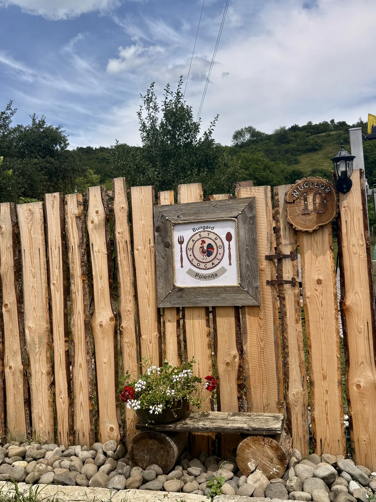 Poarta din lemn și însemnul Bungard Gastro Local din Poienița