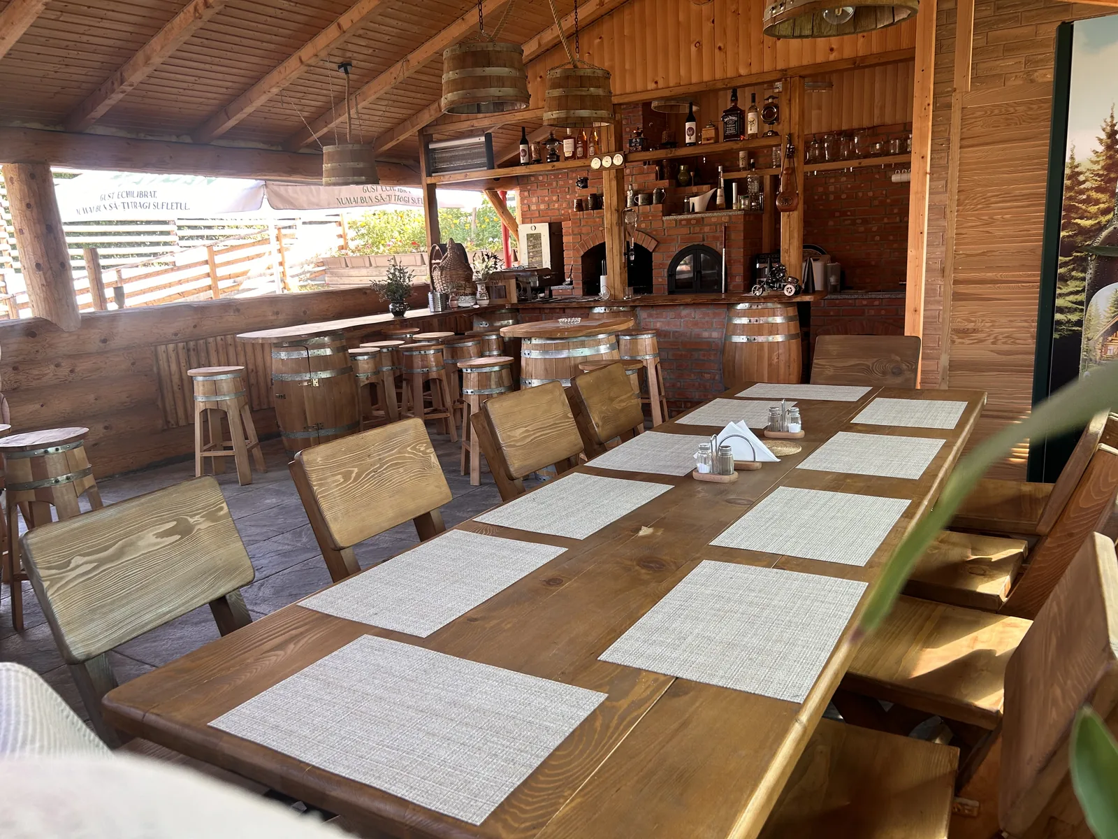 Foișorul rustic pregătit pentru oaspeți la Casa Alexia Potoc