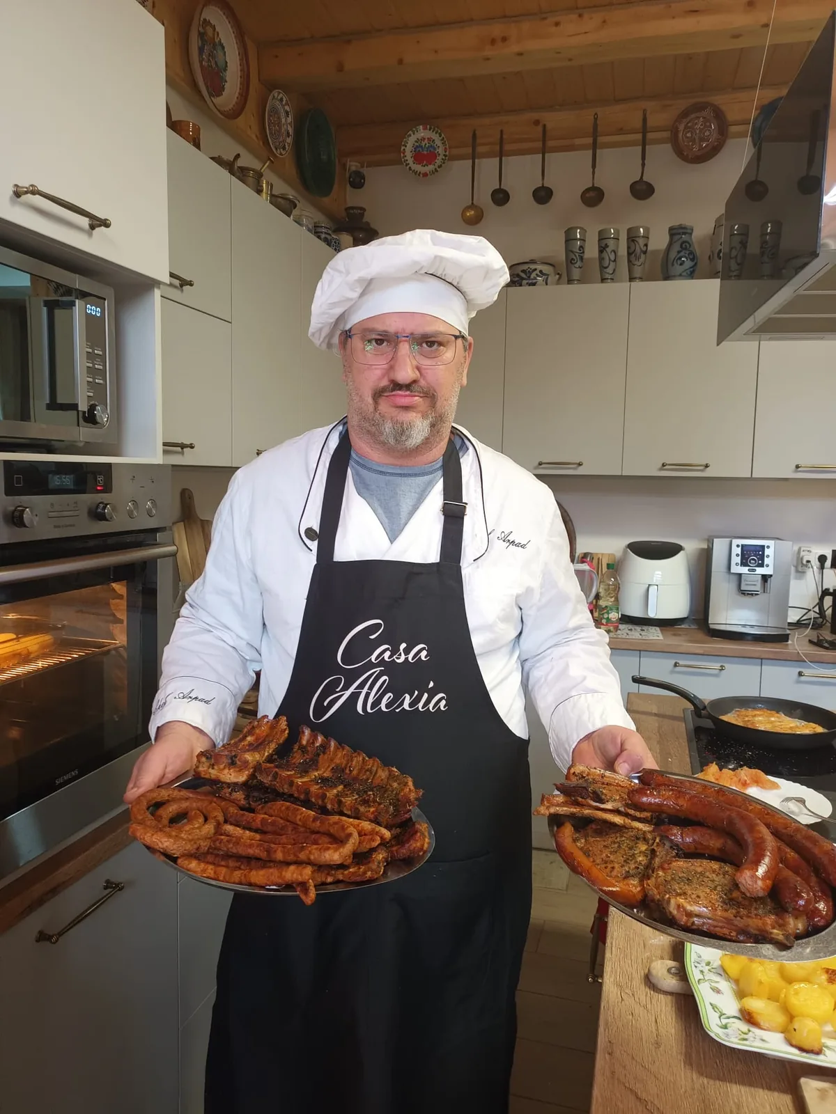 Szabo Arpad cu platouri de preparate la grătar