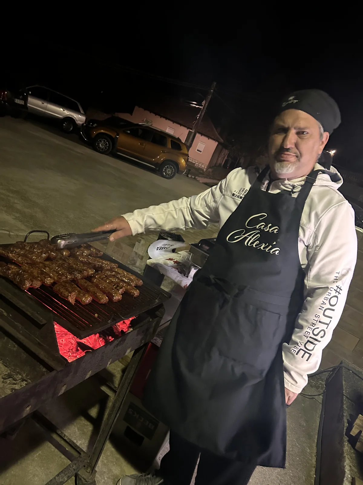 Szabo Arpad lângă grătarul încins