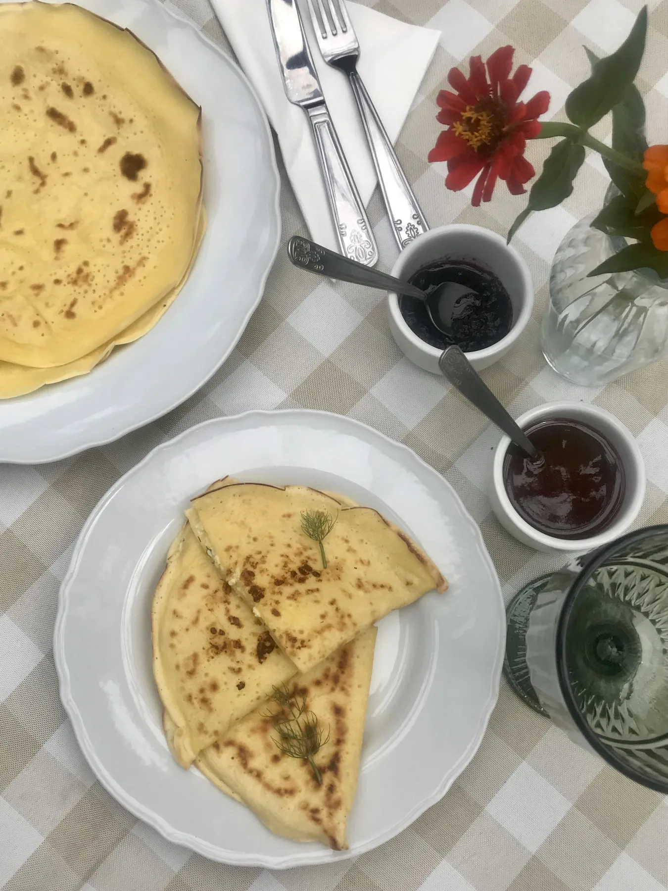 Clătite cu dulceață servite la masa din livadă