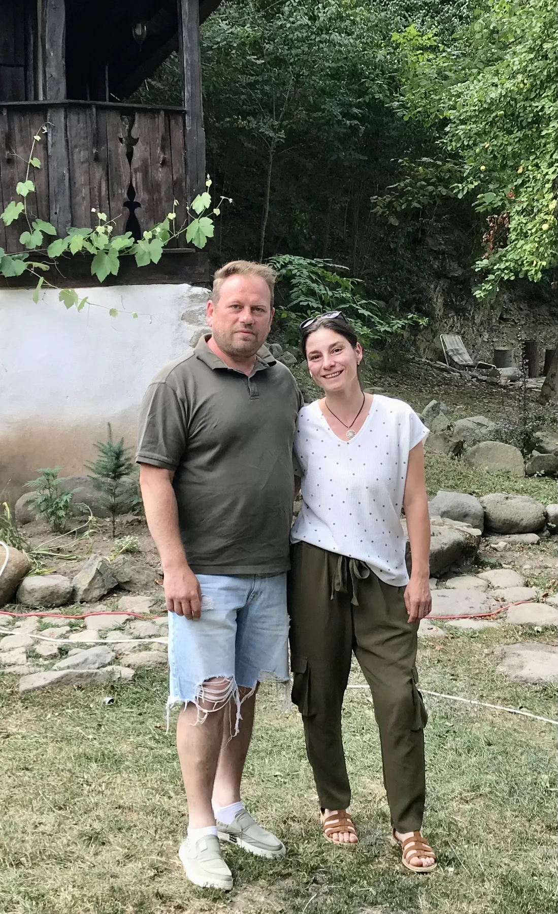 Horia și Mirona Cismas în curtea gospodăriei Casa Veche Voia