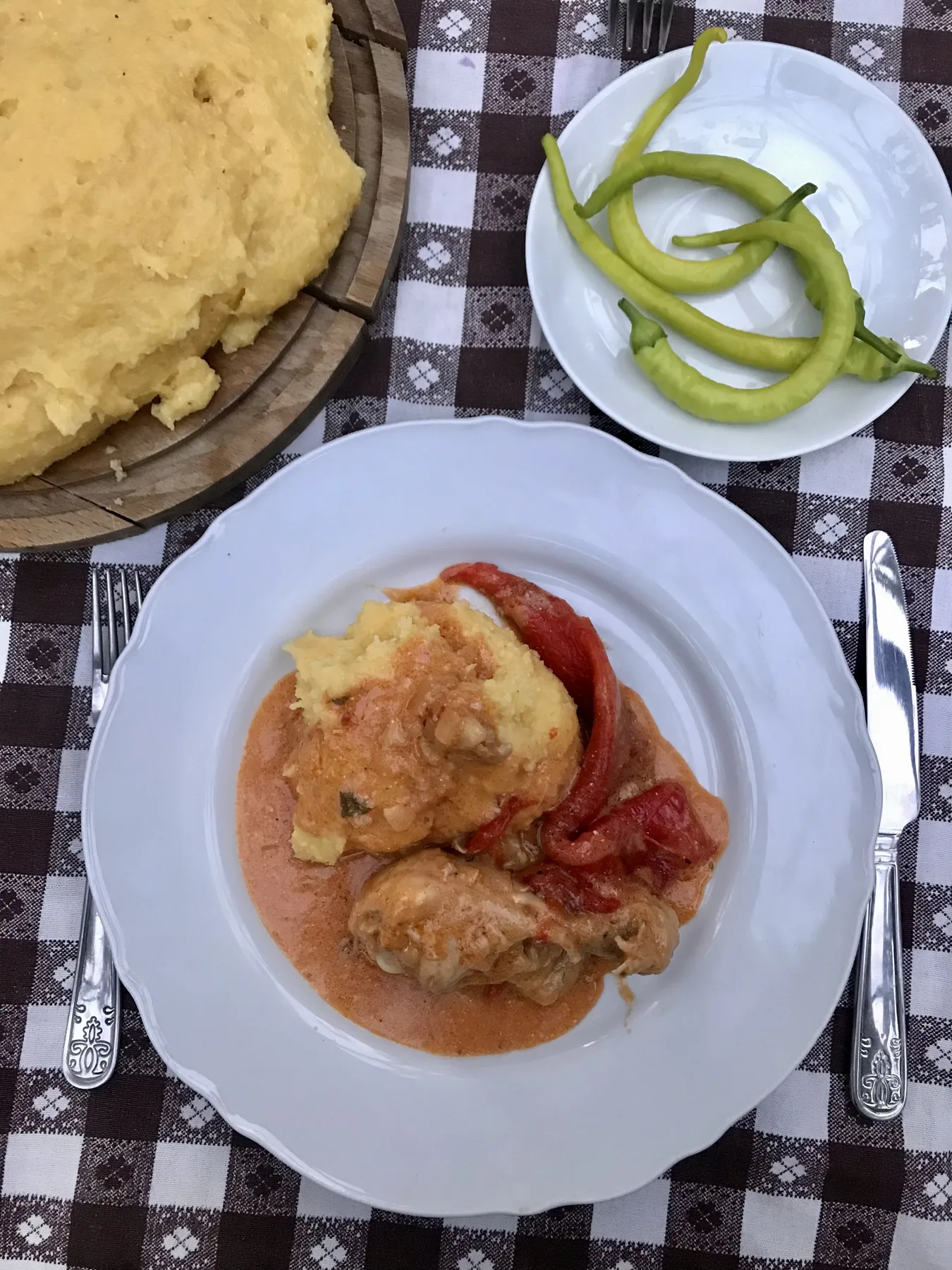 Preparat din carne de pasăre cu mămăligă servit la Casa Veche Voia