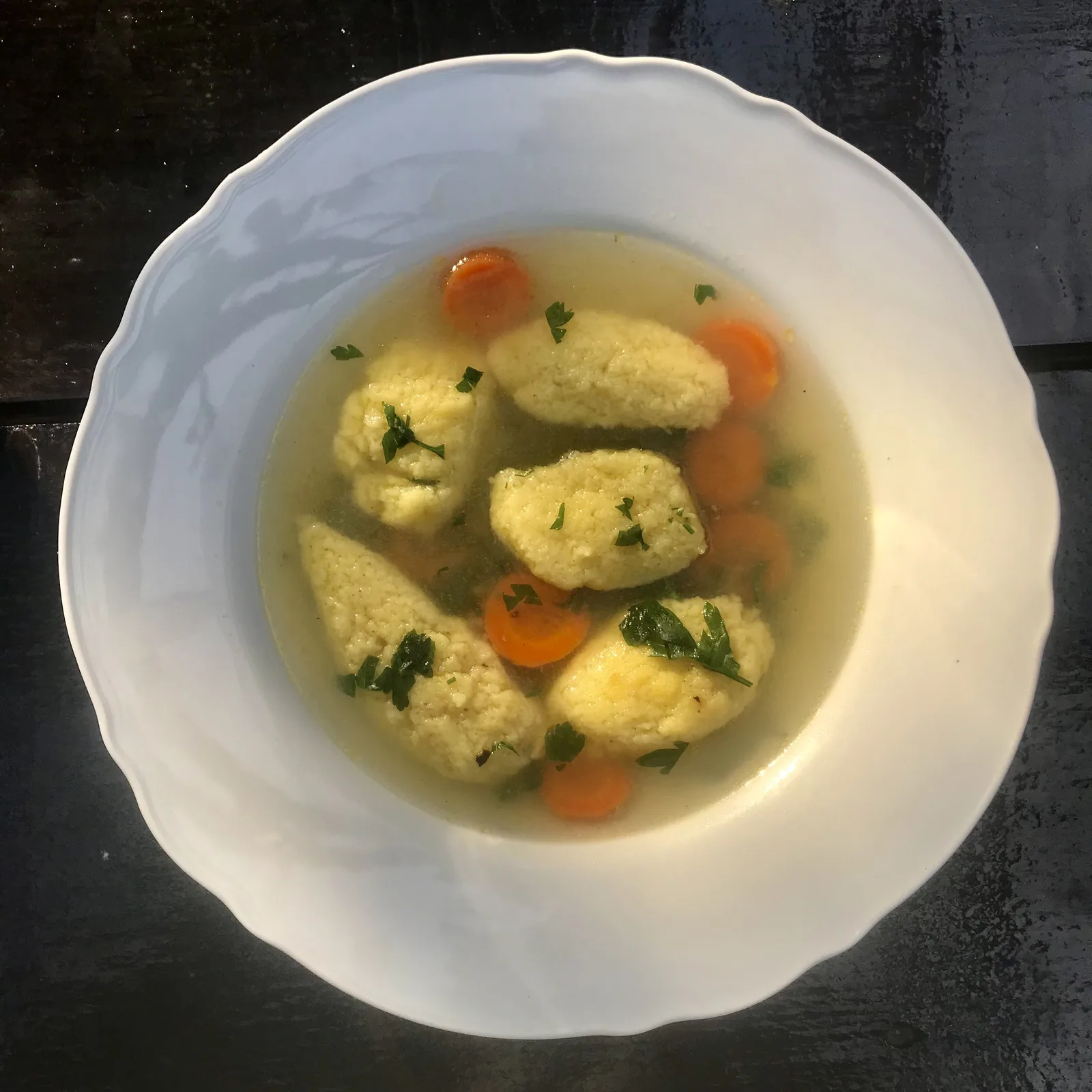 Supă limpede cu găluște și legume, pregătită în gospodărie