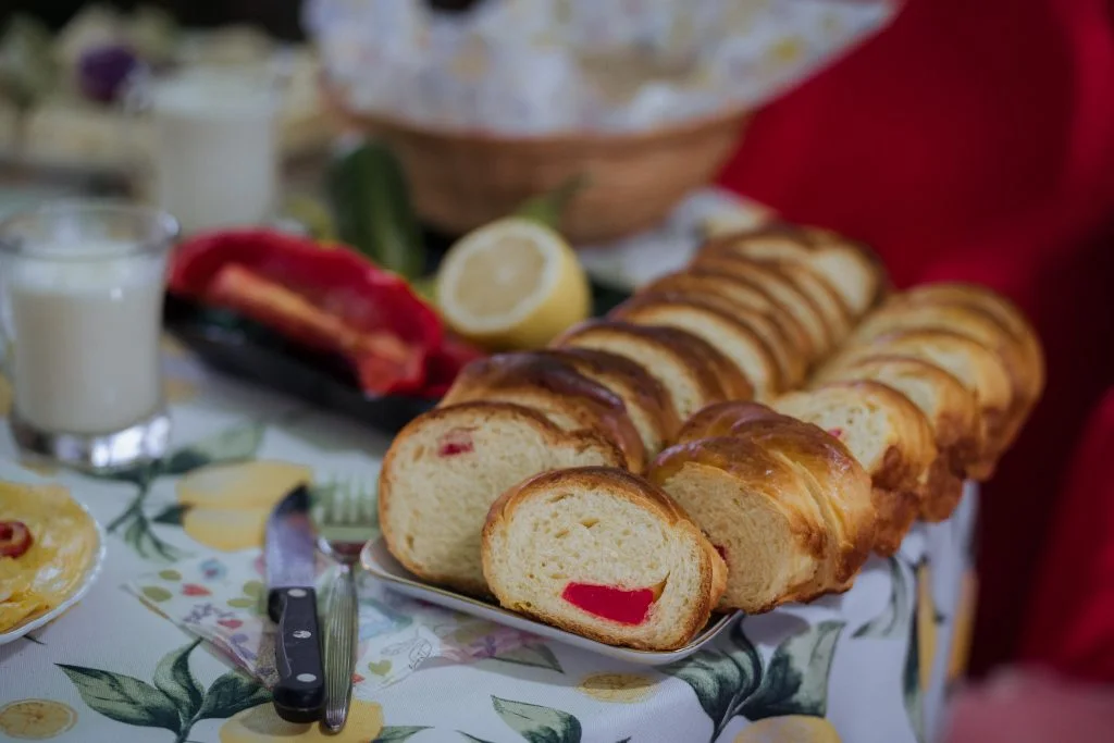 Felii de cozonac de casă așezate pe masă