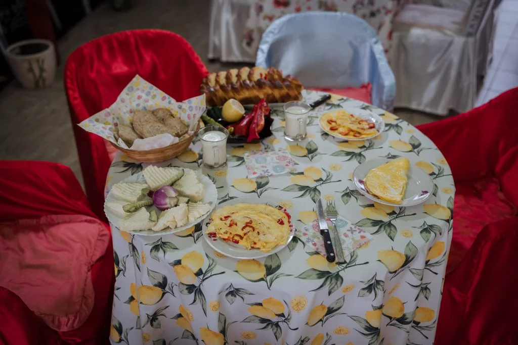 Masa rotundă pregătită cu produse din gospodărie