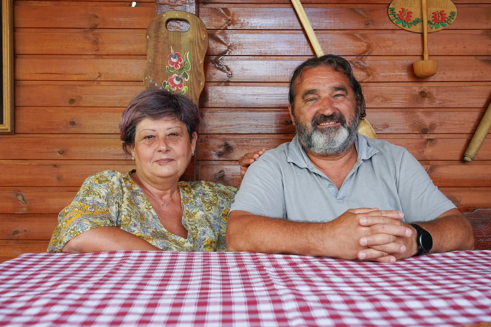 Delia Claudia și Robert Virgil Gollner la masa din terasa de lemn