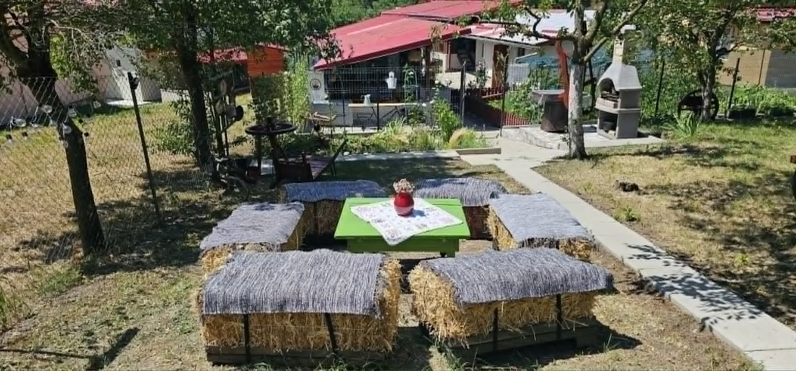 Masă în grădină înconjurată de scaune din baloți de paie