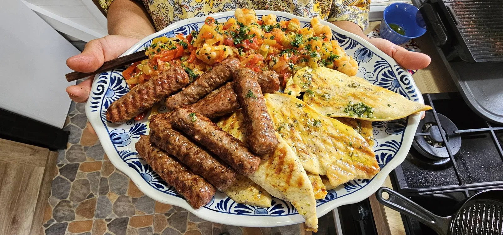 Platou cu cârnați, mămăligă și legume pregătit la La Blidu’ Nost’
