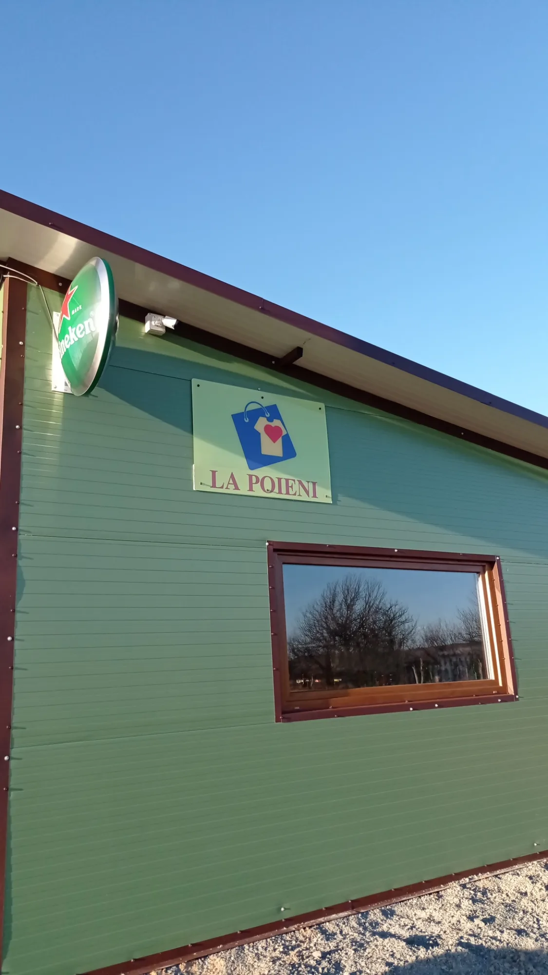 Clădirea verde a magazinului și barului La Poieni