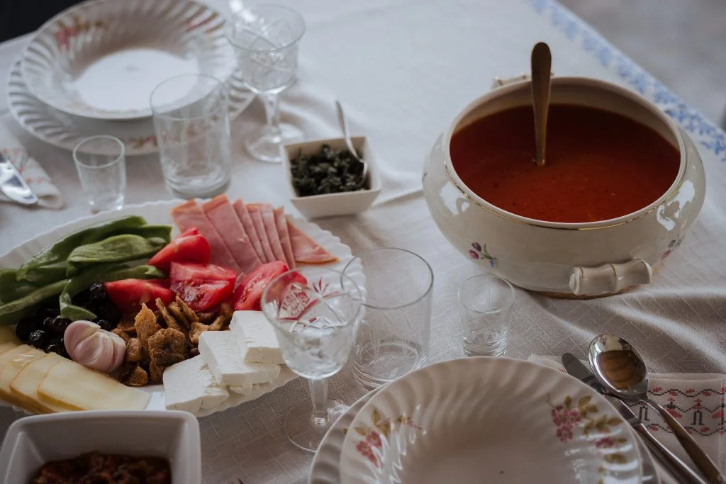 Masă tradițională cu ciorbă, brânzeturi și legume