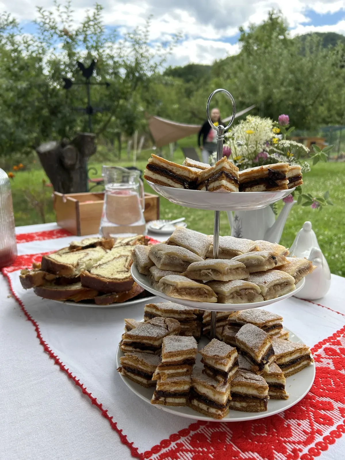 Platouri cu prăjituri de casă și gustări dulci