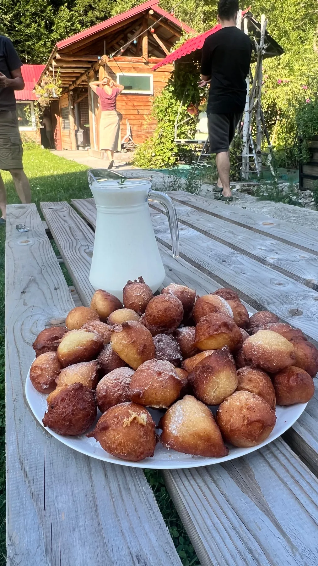 Deserturi rumenite și limonadă servite în grădina Vatra Lotrilor