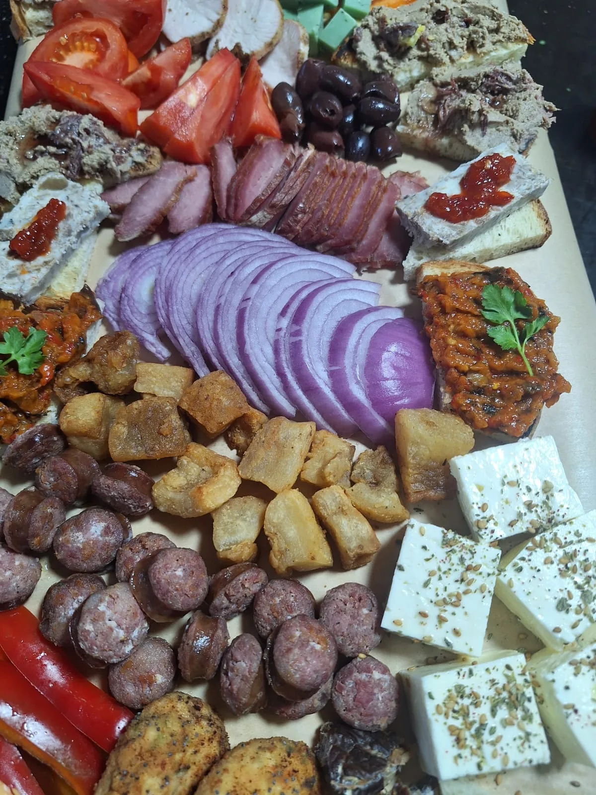 Platou cu brânzeturi, carne, cârnați, zacuscă și legume pregătit la Vatra Lotrilor